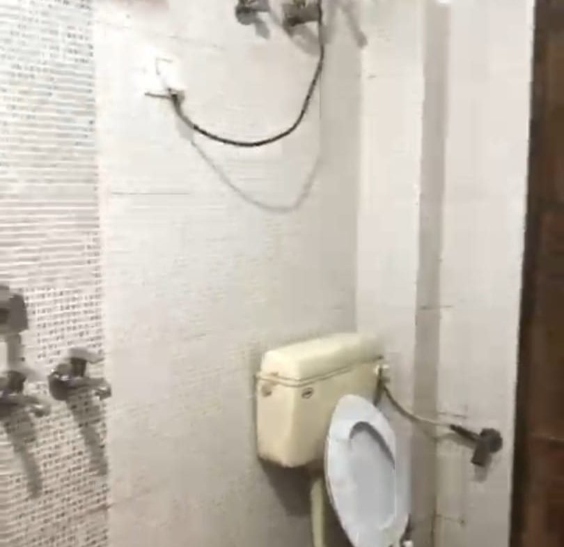 810